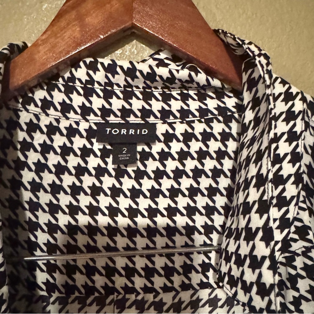 Torrid Madison Georgette Houndstooth Button Up Sh… - image 3